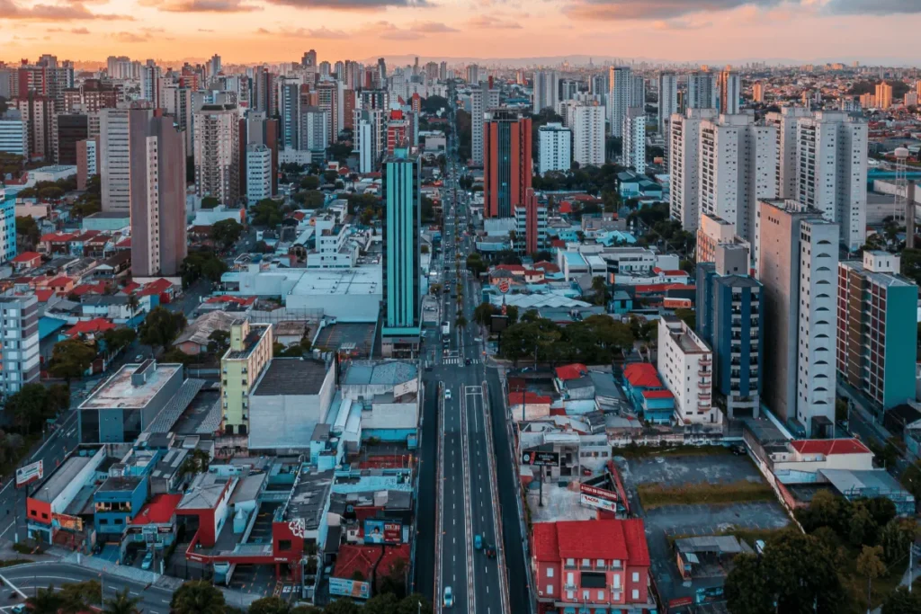 Vista aérea da cidade de Santo André com prédios e comércios ao entardecer, simbolizando a atuação regional do InFamília.