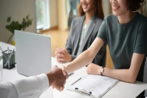 Atendimento humanizado no luto com profissional acolhendo familiar durante conversa de orientação e apoio.