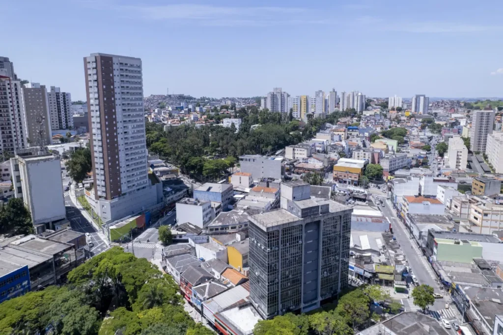 Plano funerário familiar em Diadema com vista aérea da cidade e prédios urbanos.