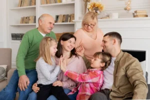 Família reunida em casa para ilustrar dependentes no plano funerário.