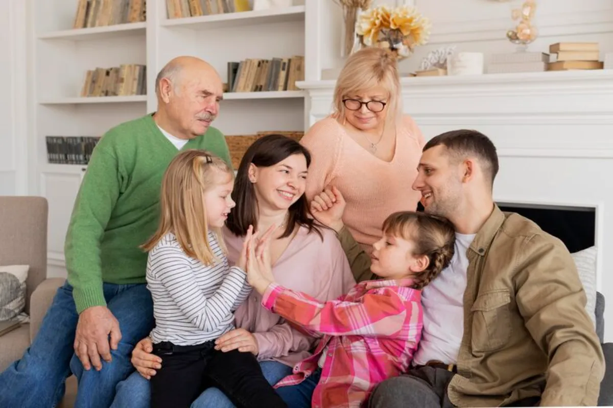 Família reunida em casa para ilustrar dependentes no plano funerário.